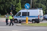 Wypadek na ul. Sikorskiego w Łodzi. Zderzyły się dwa samochody, dwie osoby zostały ranne. Utrudnienia na drodze, policja kieruje ruchem
