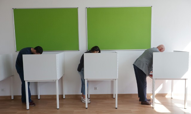 Wybory samorządowe 2024. Głosowanie w lokalach wyborczych. FOT KRZYSZTOF KAPICA