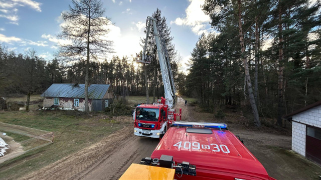 Trudne warunki na drogach województwa podlaskiego. Silny wiatr i oblodzenie w całym regionie