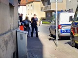 Kobieta ze śrubokrętem wbitym w nogę w Lesznie. Policja zatrzymała mężczyznę ZDJĘCIA i FILM
