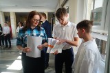 Uczniowie SP 65 w Poznaniu napisali egzamin ósmoklasisty. Zobacz zdjęcia!