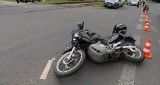 Wypadek z udziałem motocyklisty w Biedrusku pod Poznaniem. Kierowca trafił do szpitala