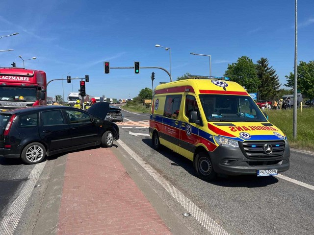 Zderzenie dwóch samochodów na obwodnicy Lwówka.
