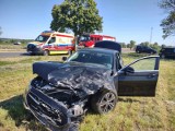 Zderzenie samochodów na drodze powiatowej w gminie Gołuchów. Jedna osoba została przetransportowana do szpitala