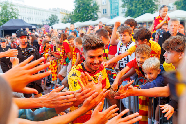 Jagiellonia Białystok zaprezentowała się na Rynku Kościuszki po 20 latach. Prezentacja zespołu przed nowym sezonem 2025/2026