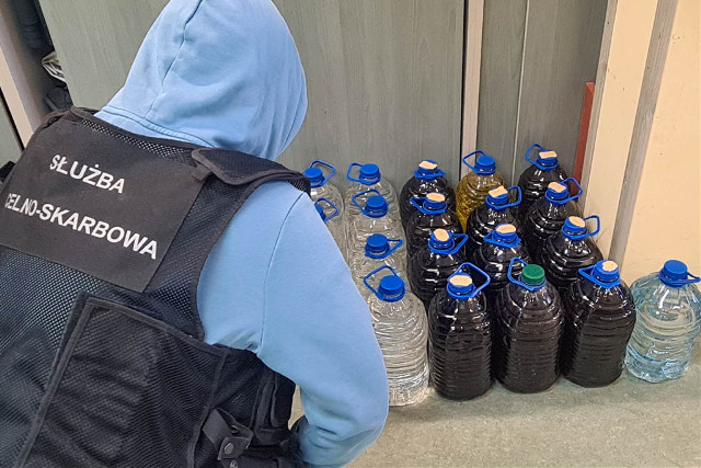 Podlaska KAS przejęła 100 litrów nielegalnego alkoholu. 42-latkowi grozi kara grzywny