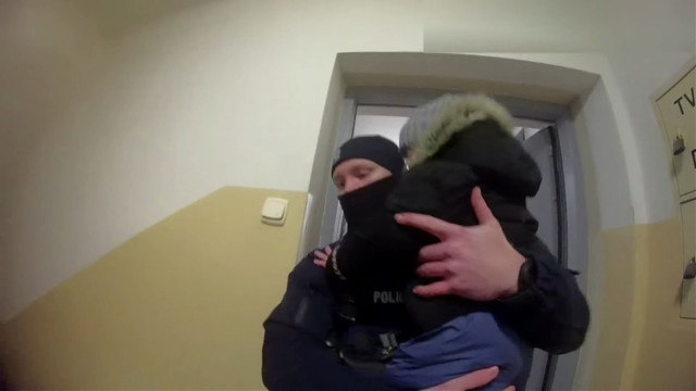 Białostoccy policjanci ratowali mieszkańców płonącego bloku w Łomży