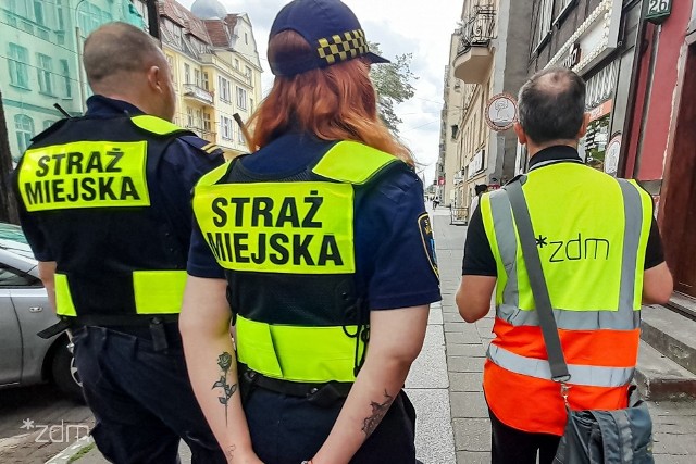 Straż miejska i Zarząd Dróg Miejskich w Poznaniu przeprowadzają kontrolę obiektów umieszczonych na chodnikach
