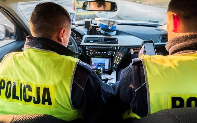 Młody kierowca w Jacewie koło Inowrocławia został ukarany mandatem, punktami karnymi i zatrzymaniem prawa jazdy na trzy miesiące za zbyt dużą prędkość.
