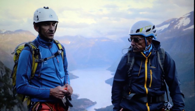 To kadr z filmu „Nieprzemijalny”. Jego głównym bohaterem jest grudziądzki  himalaista Lech Flaczyński (z prawej), który z synem Wojciechem wspinał się na najwyższe góry świata 