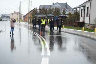 Szli w deszczu pod parasolkami. Odbierali drogę po przebudowie