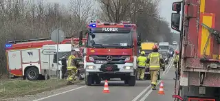 Dwie osobówki zderzyły się na drodze krajowej