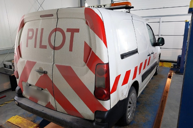 Przemytnik z napisem "Pilot" i kogutami na dachu wiózł kontrabandę wartą 120 tys. zł!