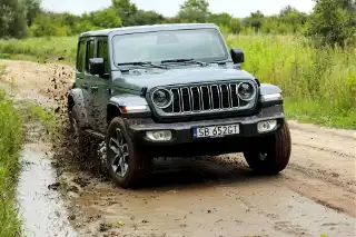 Jeep Wrangler 4xe Sahara. Kompleksowy przewodnik po hybrydowej ikonie terenowej