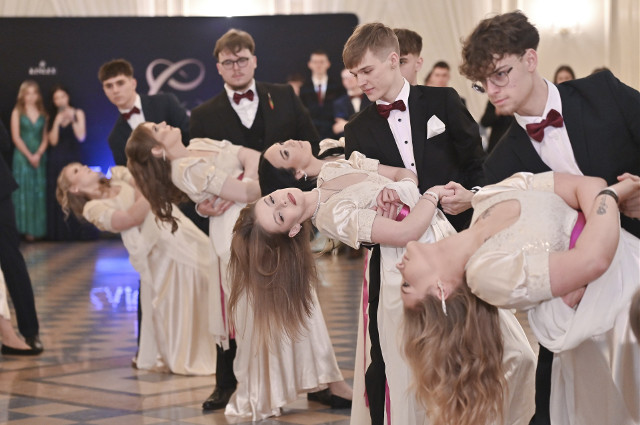 Studniówka XIV LO Białystok. Piękny polonez w bajkowych wnętrzach Dworu Czarneckiego