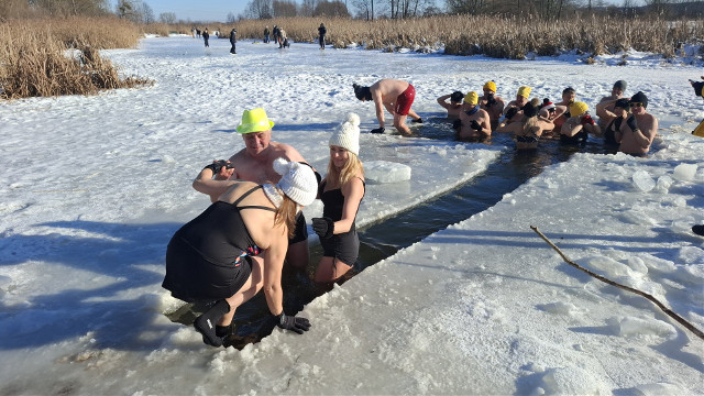 Podlaski Klub Morsów znowu w akcji. Pierwsze lutowe morsowanie w Supraśli. Siarczyście mroźna niedziela w Wasilkowie. W sam raz na kąpiel