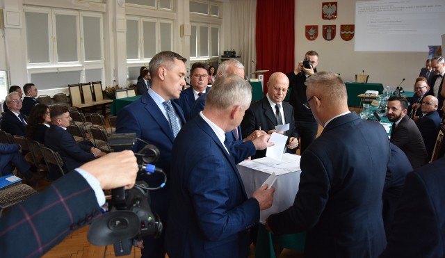 Podczas I Sesji Rady Powiatu Golubsko-Dobrzyńskiego radni złożyli ślubowanie. Ponadto wybrano zarząd powiatu i prezydium rady