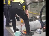 Atak nożownika na dworcu Poznań Główny? Na zdjęciu widoczny poszkodowany mężczyzna. Policja zaprzecza