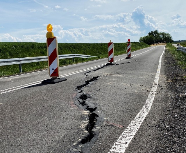Latem zarwał się asfalt na ścieżce rowerowej, a kilka miesięcy później rozpadał się kawałek drogi Osieczna-Goniembice. Awarie wydarzyły się w tym samym miejscu, tuż obok stawu przy trasie w powiecie leszczyńskim