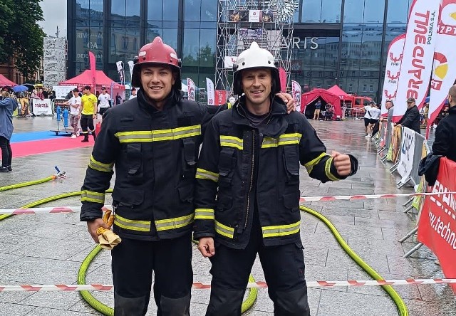Na zawodach dla najtwardszych strażaków grudziądzcy strażacy: Robert Pylak (z lewej) zajął miejsce trzecie, a Piotr Mielnik 11.