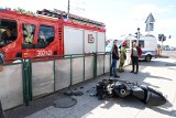 Wypadek na moście w Poznaniu. Motocyklista wjechał w przystanek!