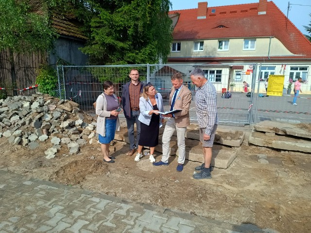Małgorzata Sławek, dyrektor szkoły wraz z burmistrzem Tomaszem Frąckowiakiem i przewodniczącą rady Janiną Pawełczyk na terenie budowy sali w Masłowie. 