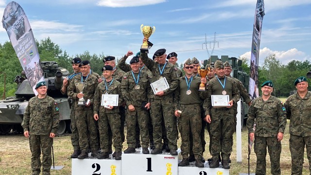 Reprezentacja Centrum Szkolenia Wojsk Lądowych z Poznania zajęła pierwsze miejsce w zawodach strzeleckich III Puchar Dowódcy Generalnego Rodzajów Sił Zbrojnych w strzelaniu z pistoletu wojskowego.