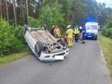 Samochód dachował w Tomicach. Dwie osoby przetransportowano do szpitalnego oddziału ratunkowego 