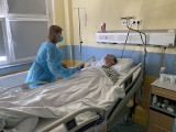 Lekarze z pleszewskiego szpitala chcą pomóc młodemu pacjentowi, który uległ dramatycznemu wypadkowi samochodowemu