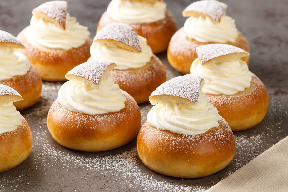 Semlor - puszyste bułeczki z kardamonem, wypełnione migdałową masą i bitą śmietaną