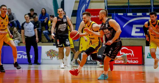 I liga koszykarzy: Żubry Abakus Okna Białystok - Decka Pelplin 84:91. Nie odpuszczali, gonili rywali, ale wygrać nie zdołali 