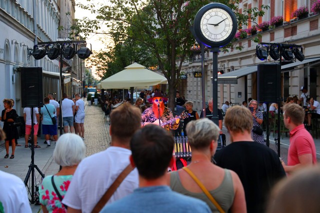 Songwriter Łódź Festiwal, nazywany przez łodzian „koncertami pod zegarem”, startuje już w tym tygodniu. Koncerty zaplanowane są na każdą sobotę lipca i sierpnia. 