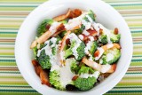 Na lunch do pracy zrób sałatkę z brokułami i kurczakiem. Rozsmakuj się w zdrowym posiłku dla całej rodziny. Możesz podać je na imprezę
