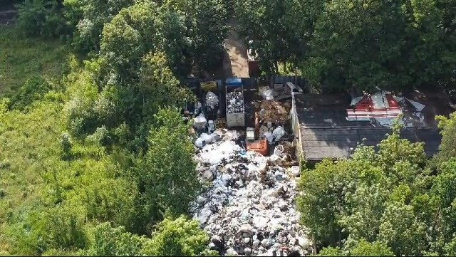 Policjanci ujawnili miejsce nielegalne składowania odpadów na Glinkach.