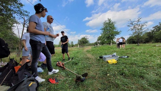 W ubiegłym roku stowarzyszeniu udało się zrealizować wyjazd do Rumunii, by zinwentaryzować i zabezpieczyć cmentarz polskich solników