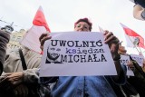 Protestowali przed siedzibą Platformy Obywatelskiej w Poznaniu. Domagają się wypuszczenia księdza Michała Olszewskiego