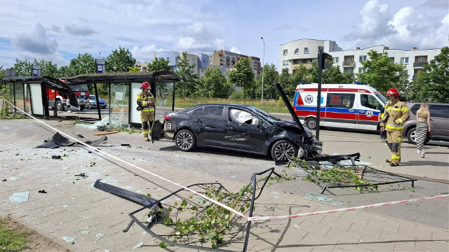 Toyota staranowała przystanek na Popiełuszki w Białymstoku. Mogło dojść do tragedii