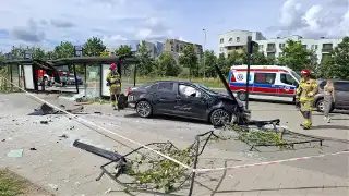 Toyota staranowała przystanek obok kościoła!