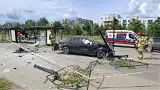 Toyota staranowała przystanek obok kościoła!