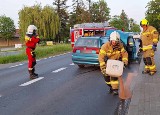 Niebezpieczne zdarzenie na DW 434. W Dolsku zderzyły się dwa samochody osobowe. Na miejscu interweniowały cztery zastępy straży pożarnej