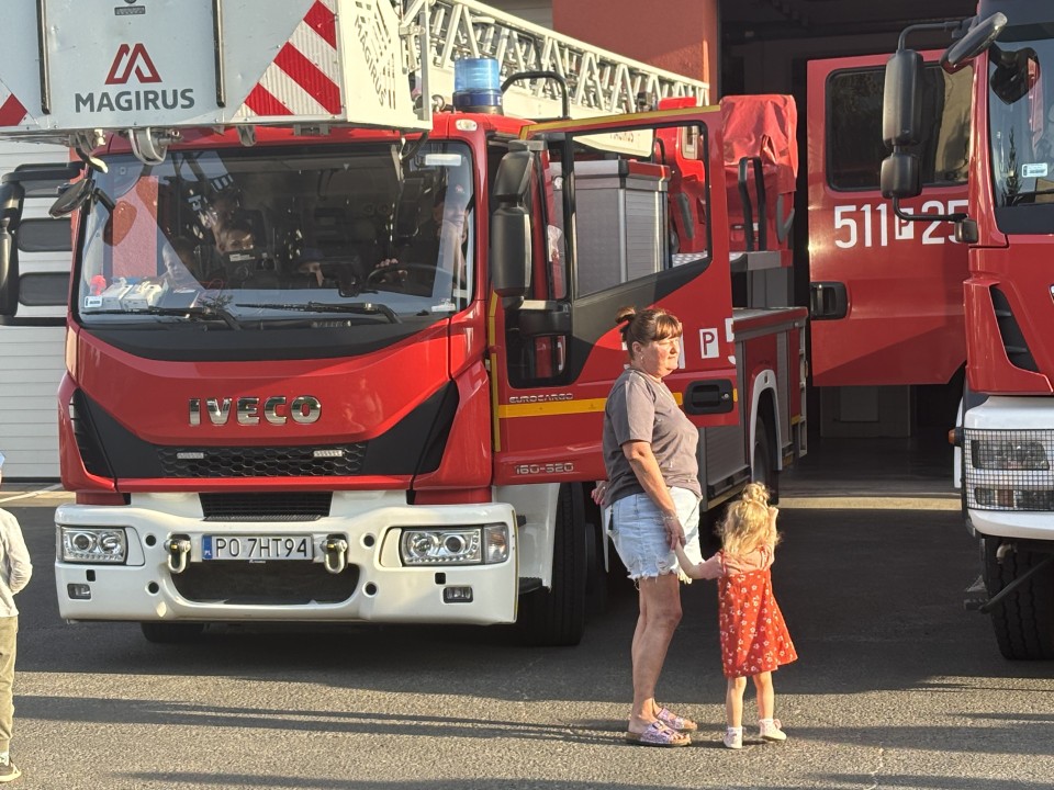 Komenda w Nowym Tomyślu otwarta dla najmłodszych! W Dniu Strażaka każdy mógł wsiąść do wozu strażackiego i poczuć się jak bohater! 