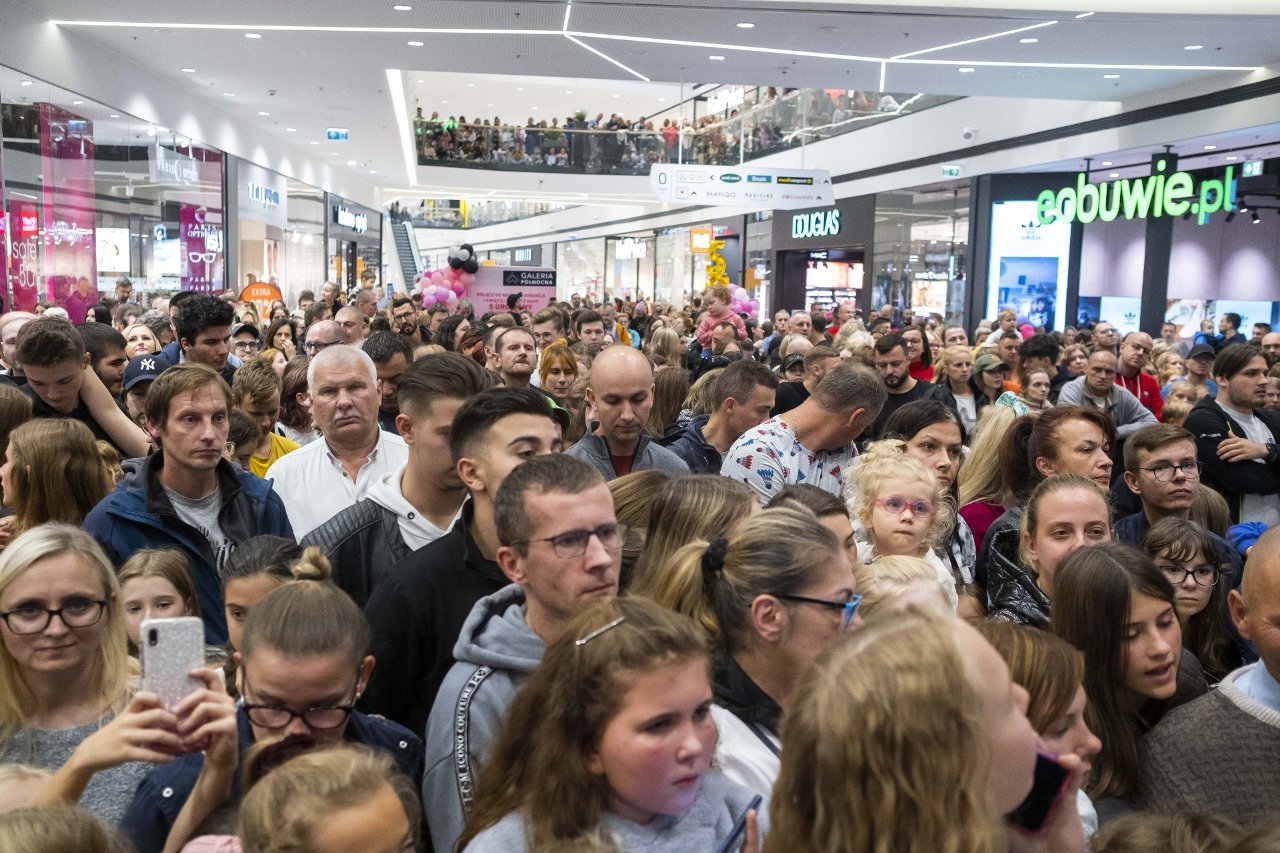 Uniqlo Stawia Na Polskę. Japońska Marka Otworzy Stały Sklep W Warszawie ...