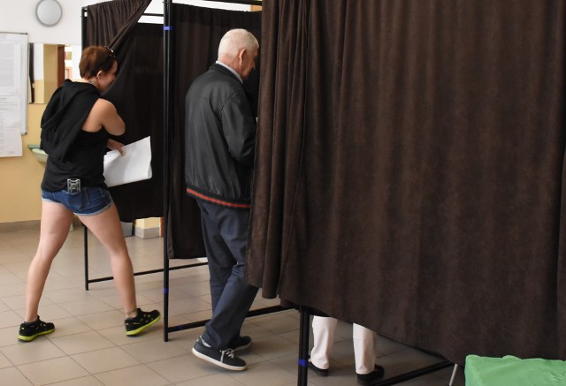 Wybory samorządowe 2024. W południe w Inowrocławiu frekwencja wynosiła 16,11 procent - zdjęcia z komisji wyborczych