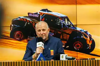 Jarosław Kazberuk po Rajdzie Dakar 2026. Gratulacje odebrał m.in. od prezydenta Tadeusza Truskolskiego i marszałka Łukasza Prokoryma