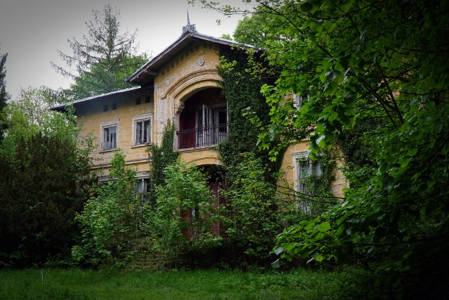Tak teraz wygląda dworek Ferdynanda Kalksteina w Stawianach koło Wągrowca. Budynek z XIX wieku stoi i niszczeje od wielu lat. Więcej zdjęć ---->