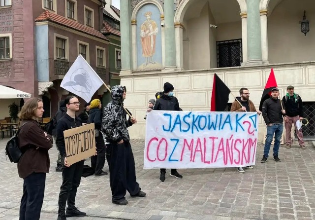 Mieszkańcy osiedla Maltańskiego w Poznaniu protestowali przed  ratuszem.