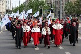 105-lecie Uniwersytetu Poznańskiego: barwny pochód naukowców przeszedł przed pomnik Adama Mickiewicza