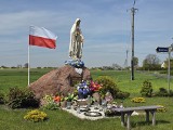 Niezwykłe przydrożne kapliczki i krzyże w powiecie aleksandrowskim. Zdjęcia