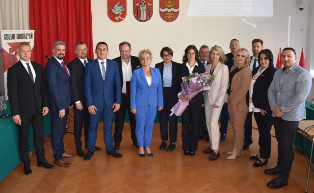 Podczas I sesji Rady Miasta Golubia-Dobrzynia nastąpiło złożenie ślubowania przez burmistrz Dominikę Piotrowską oraz radnych. Wybrano też prezydium rady i składy komisji