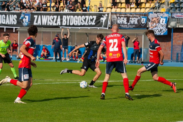 Fabian Leonowicz (przy piłce) ustrzelił hat tricka dla Zawiszy w meczu przeciwko Polonii FOT: ARKADIUSZ WOJTASIEWICZ/POLSKAPRESS